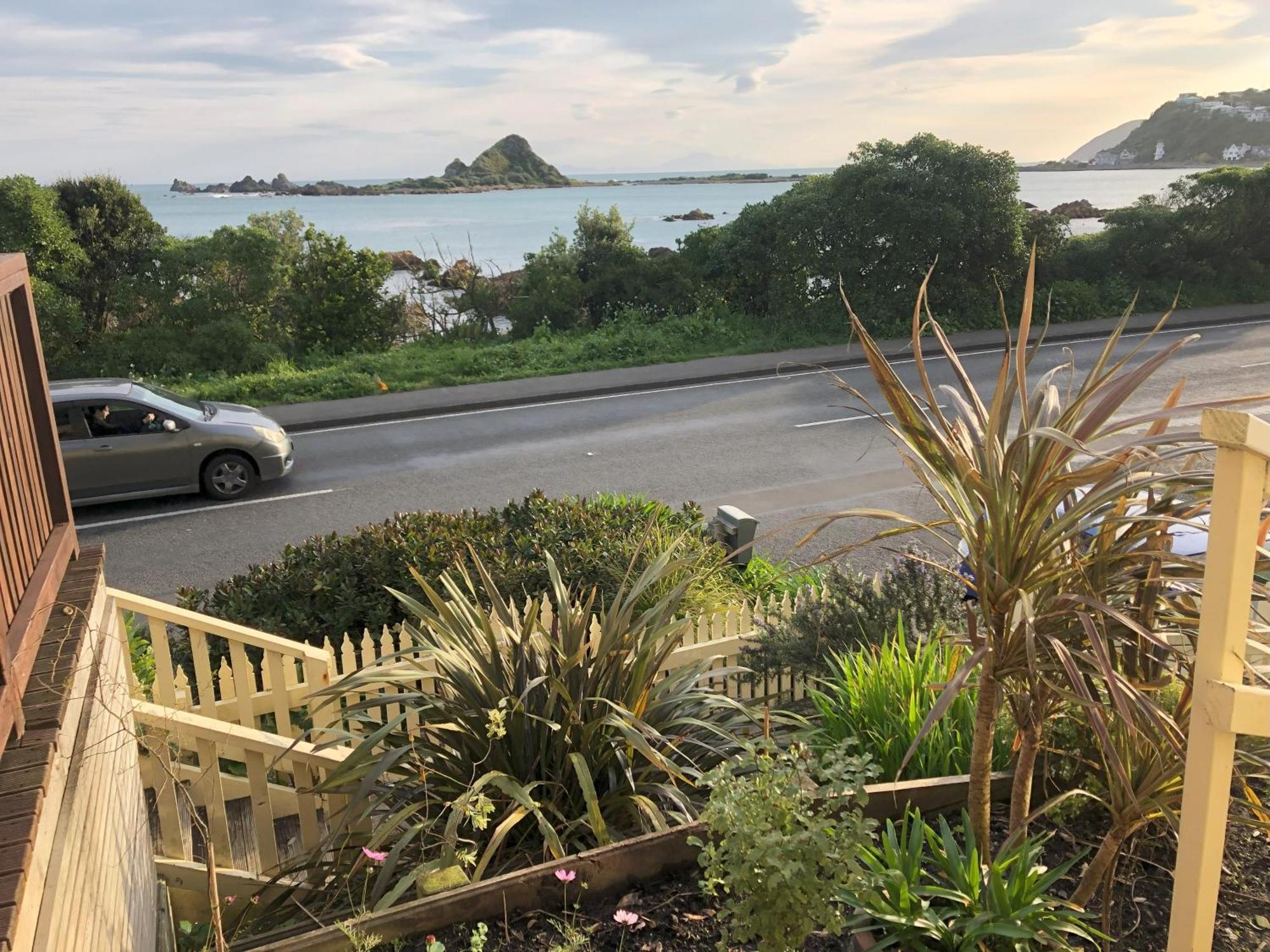 Seafront Haven In Island Bay With Deck, Outdoor Bath, And Parking Apartment Wellington Luaran gambar