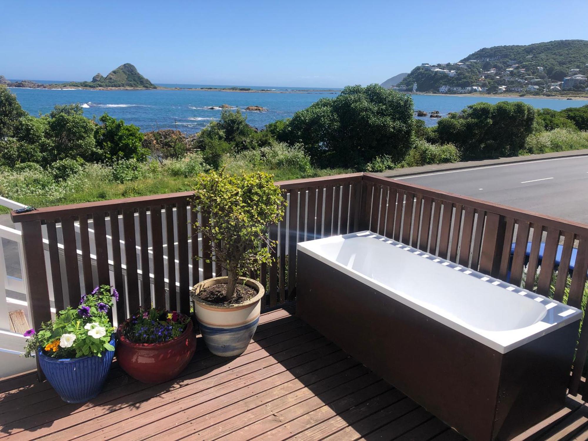Seafront Haven In Island Bay With Deck, Outdoor Bath, And Parking Apartment Wellington Luaran gambar